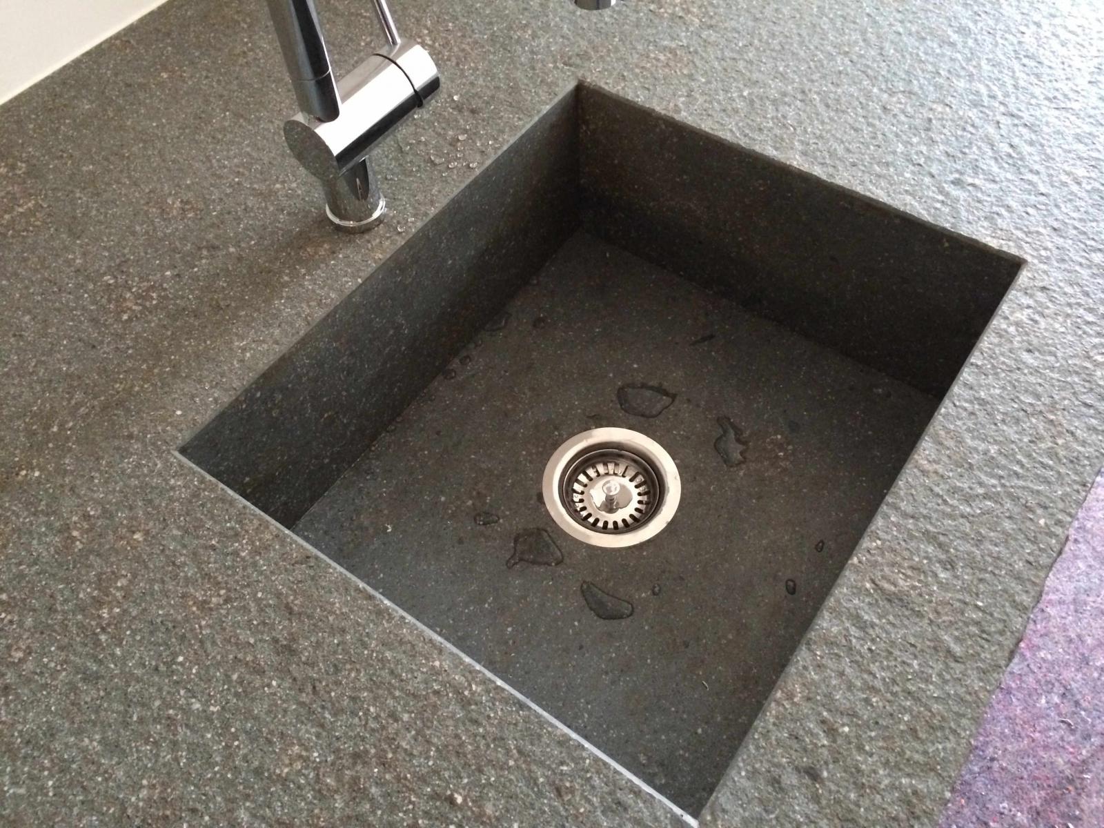 Küchenplatte und Natursteinbecken